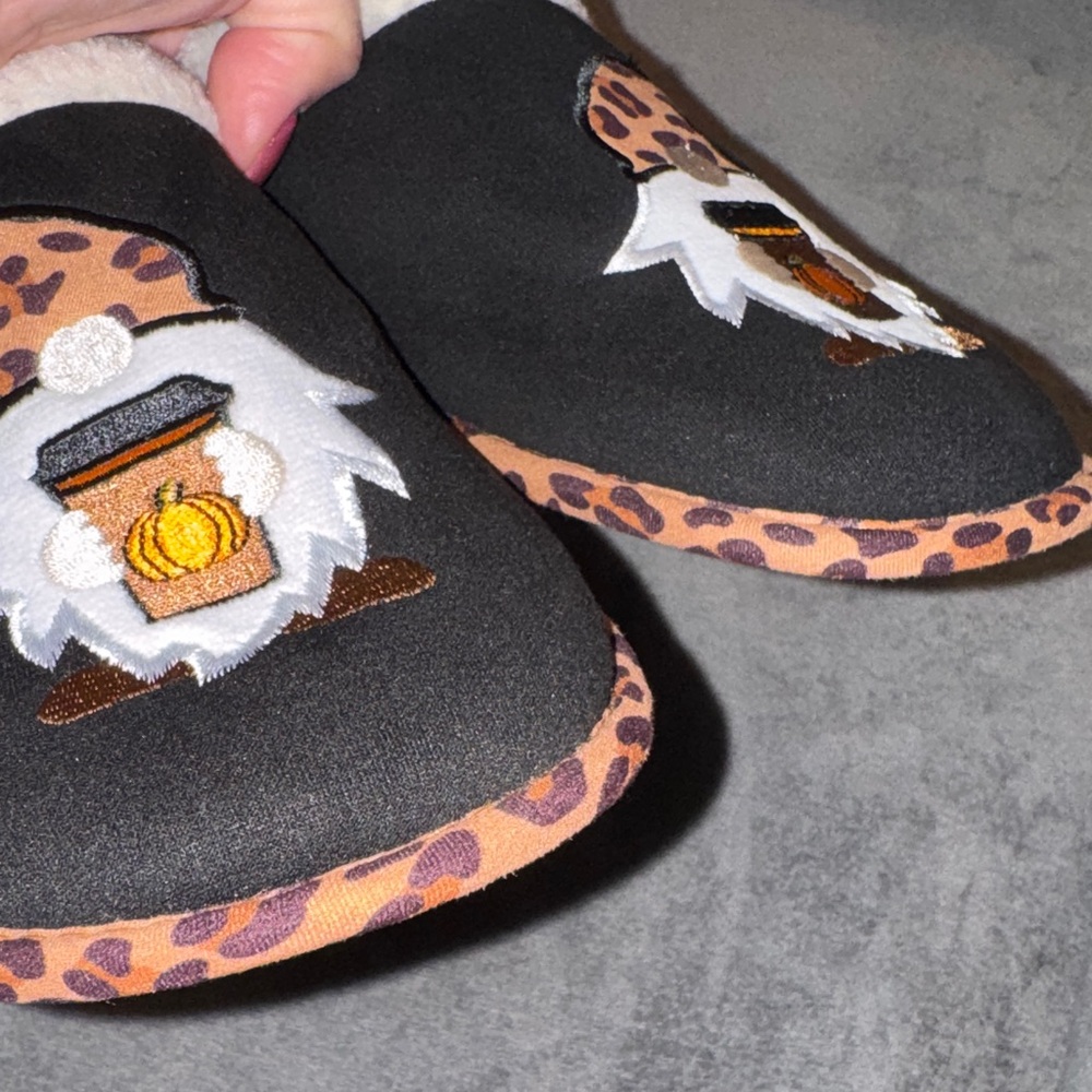 Dakota Fleece- NWT Leopard Trim Pumpkin Spice Gnome Slippers Size 9/10 - Picture 11 of 12